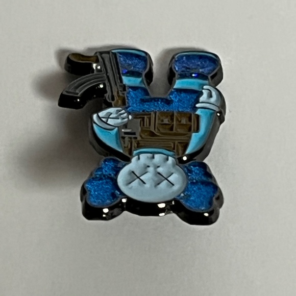 Kaws Glitter Gun Enamel Pin Hat Blue Pins Hats Hatpin New Era Cap Brooch Bag - Picture 5 of 8